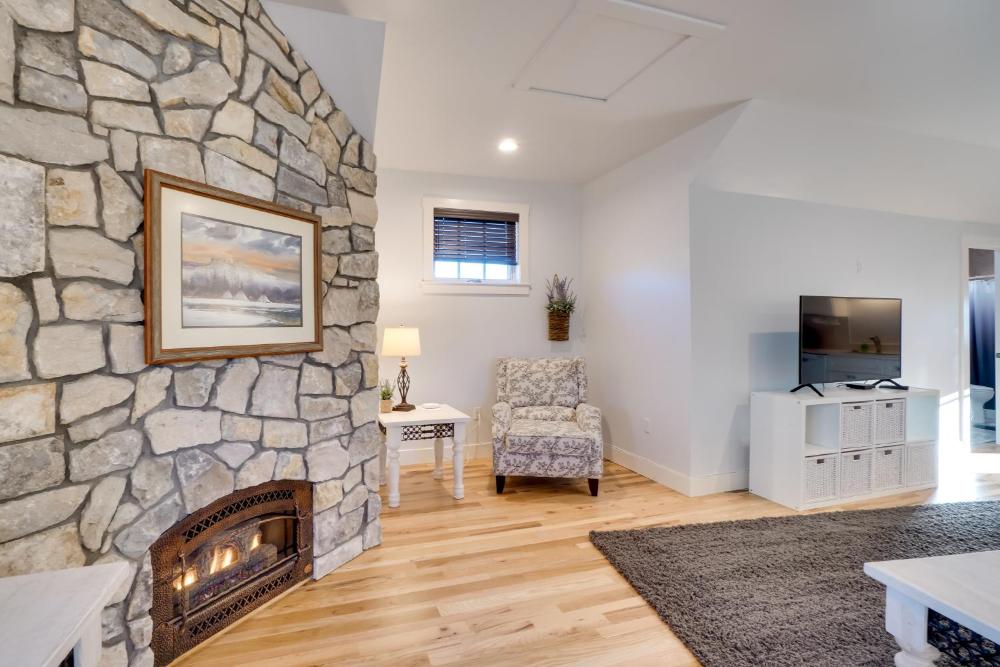 2 Mi to Town Castle Rock Retreat with Fireplace!